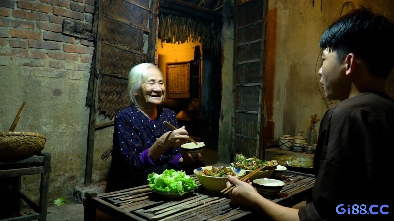 Mơ thấy bà ngoại đã mất nấu ăn cho bạn là điềm về sự ấm áp trong mối quan hệ gia đình