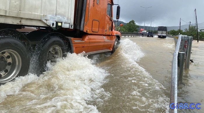 Mơ thấy nước ngập đường phản ánh những khó khăn trong công việc